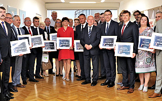 Ponad 40 milionów złotych na drogi w regionie. Samorządy podpisały umowy na rządowe dofinansowanie Ponad 40 milionów złotych na drogi w regionie. Samorządy podpisały umowy na rządowe dofinansowanie